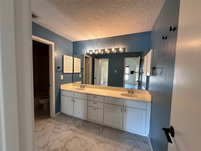 Building Photo - 2125 Augusta Dr