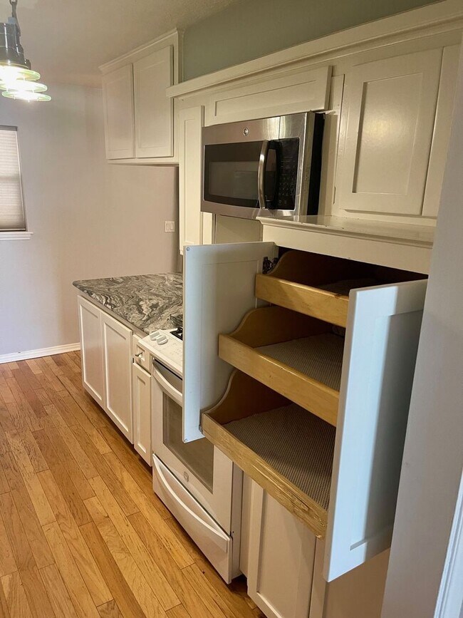Building Photo - REMODELED HOME ON A QUIET STREET JUST ONE MILE WEST OF OU CAMPUS!