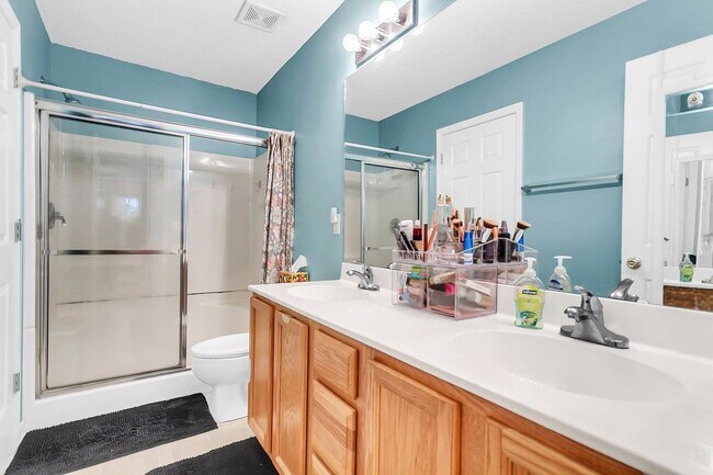 Building Photo - Spacious Townhome Prime Location!