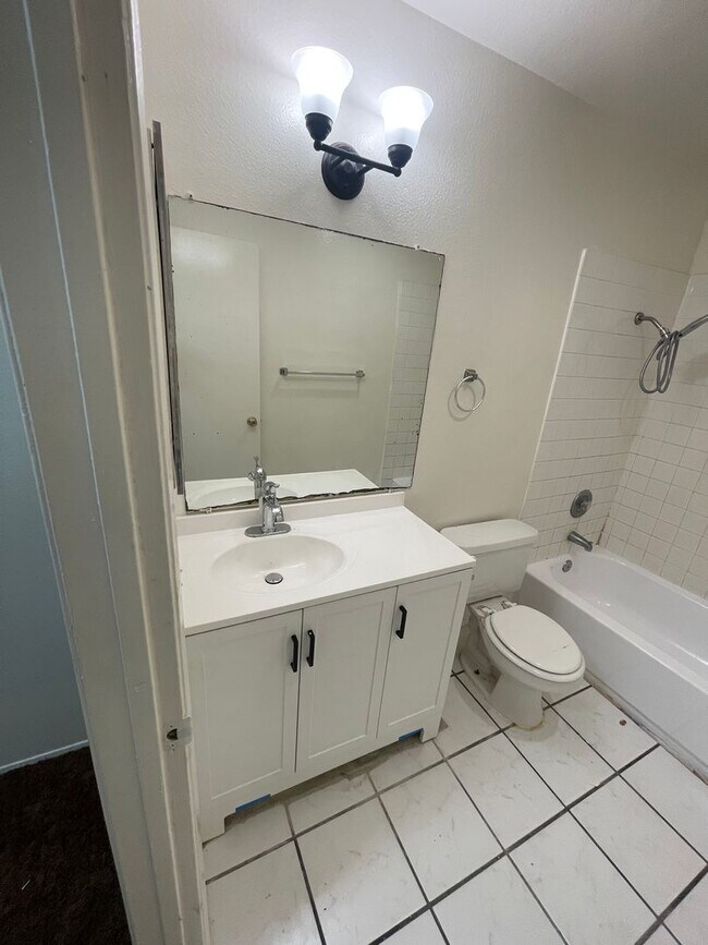 Building Photo - 2-bedroom, 1.5-bath townhouse in El Cajon