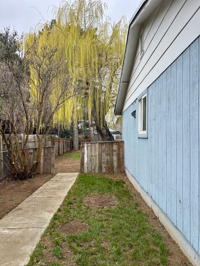 Building Photo - Charming 4 Bedroom Home with Fully Fenced Yard