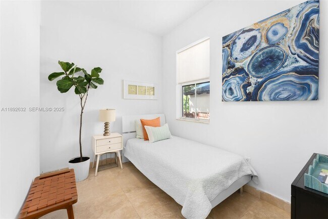 Building Photo - 2143 N Bay Rd