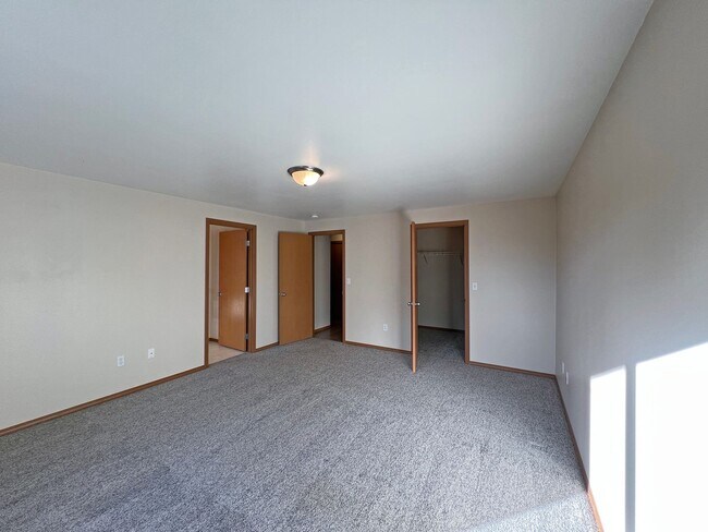Building Photo - Price Drop!-Exceptional 2200 sq ft Three Bedroom 2 Bath Rambler in Fed Way - with A/C