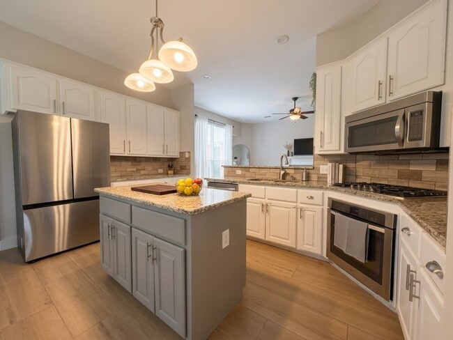 Building Photo - Beautiful single-story home for lease