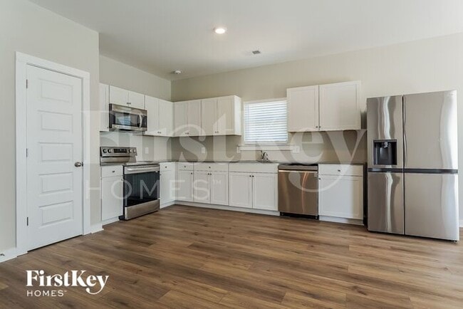 Building Photo - 350 S Pine Dr