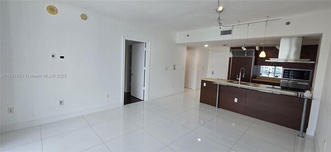 Building Photo - 485 Brickell Ave