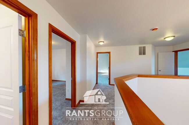 Building Photo - Spacious Pet-Free 4+ Bedroom Home in Lacey!