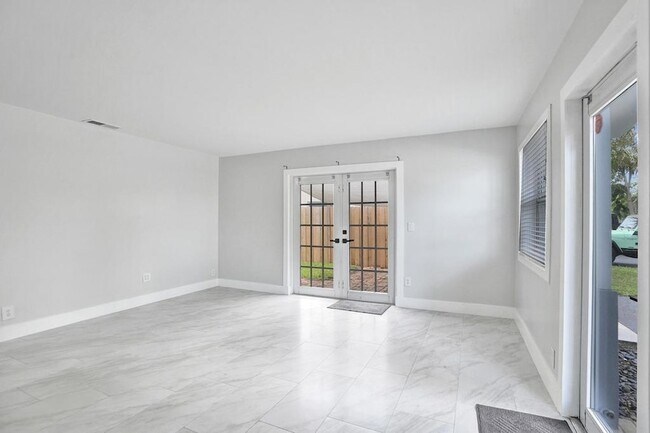 Building Photo - 800 SW 12th Ct