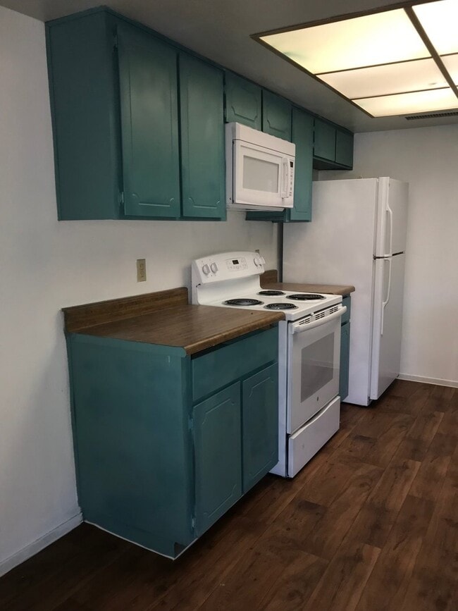 Building Photo - BEAUTIFUL 2 BEDS 1 1/2  BATHROOM APARTMENT PLUS 1 CAR GARAGE MLOVE IN SPECIAL