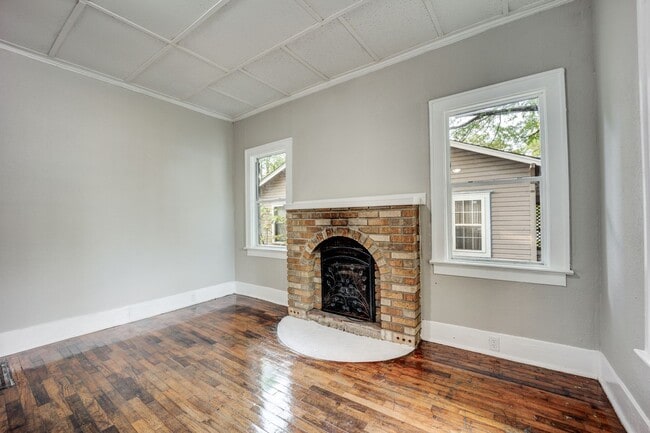 Building Photo - Freshly Updated 3 Bedroom House