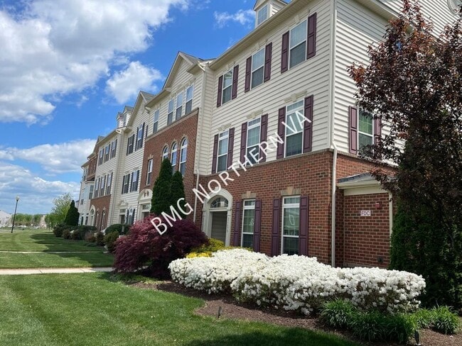 Building Photo - 24688 Hutchinson Farm Dr