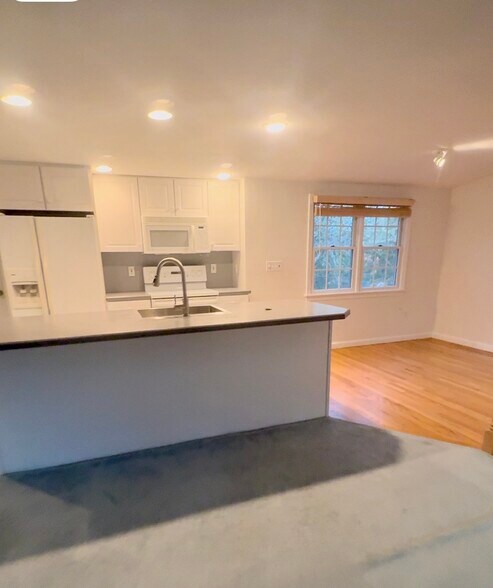 Building Photo - 94 Country Club Dr