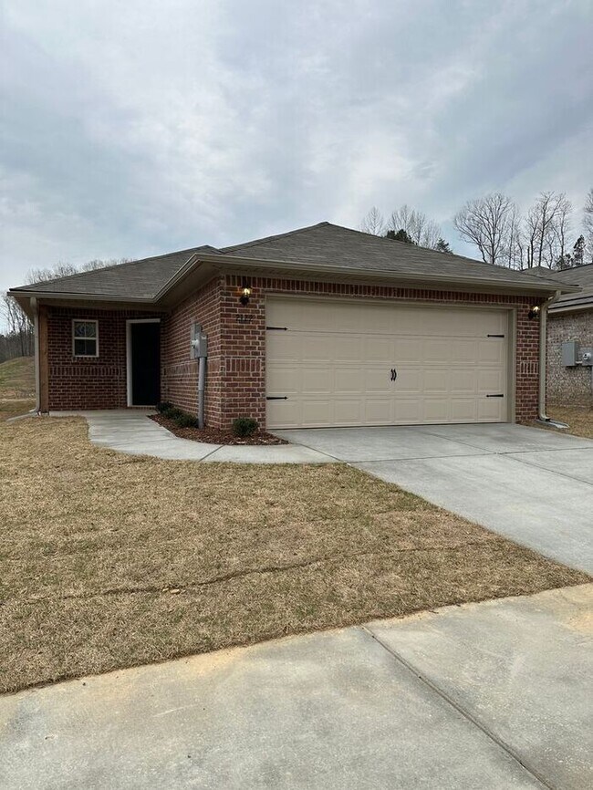 Building Photo - Sign by July 31 and get a FREE Blackstone Grill! Spacious 4-bed, 2-bath home in Kilpatrick Landing