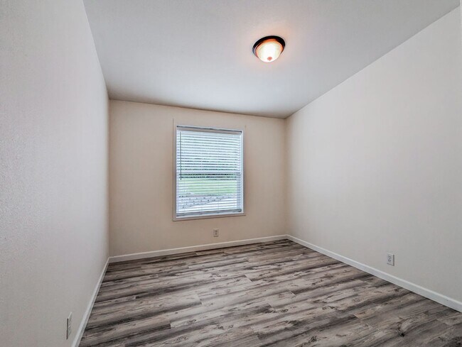 Building Photo - Fully remodeled & updated 3 bed 2 bath hom...