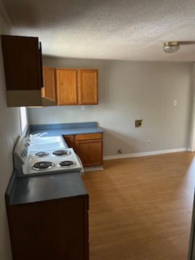 Building Photo - 68 Maple St