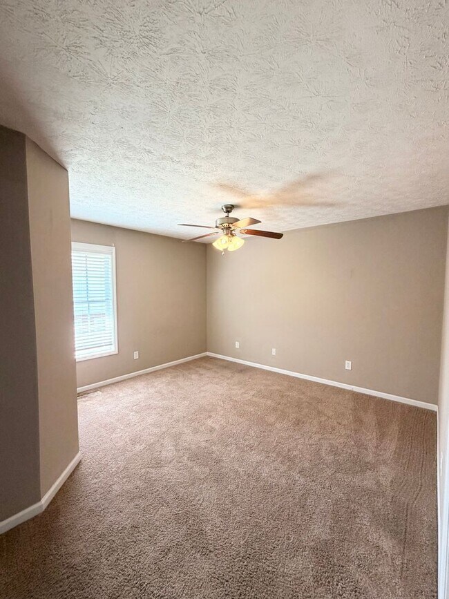 Building Photo - 1477 N Donahue Dr
