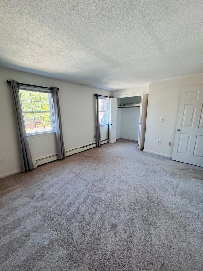 Building Photo - Wonderful 2 Bedroom, 1.5 bathroom condo w/...