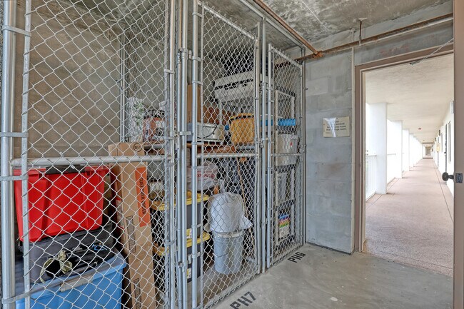 Building Photo - 7290 Kinghurst Dr