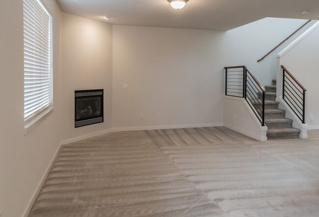 Building Photo - Spacious 1,884 sq ft 3bd 2.5bth home w/ loft & 2 car garage!