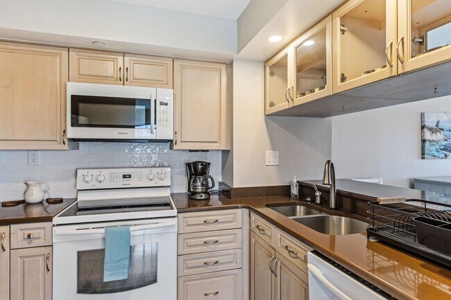 Building Photo - Fully Furnished Beautiful 2 Bedroom Seascape Towers Oceanfront Condo