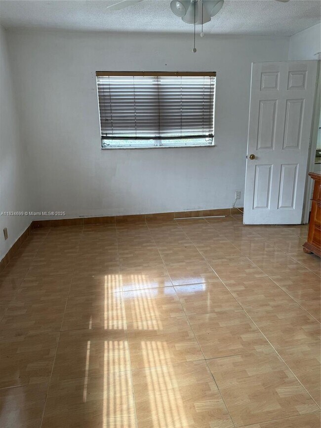 Building Photo - 620 NE 12th Ave