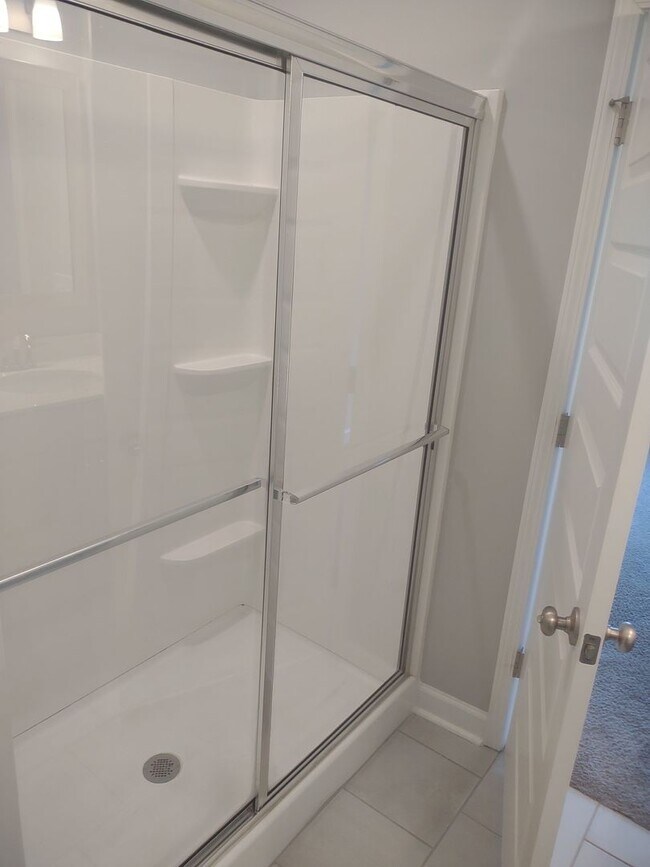 Building Photo - ***HURRY!!  FREE RENT WITH A SEPTEMBER 202...