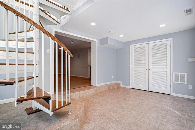 Building Photo - 4623 University Dr