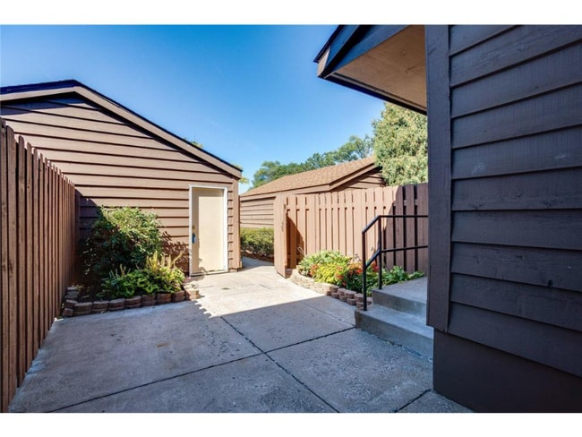 Building Photo - 2458 Crestwood Dr