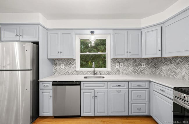 Building Photo - 412 Main St