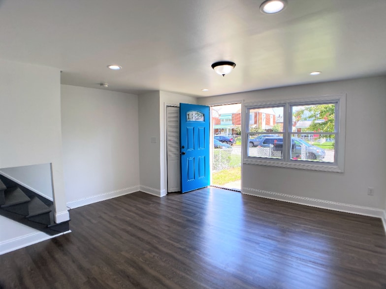 Building Photo - 2038 Kelmore Rd