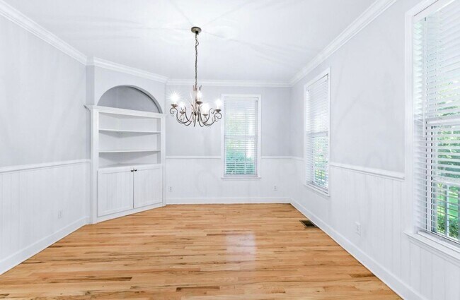 Building Photo - The Perfect Tallahassee 4 BR Family Home with Pool, Porch & Privacy