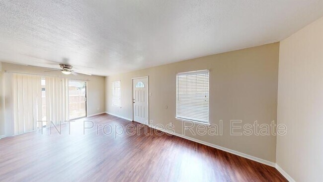 Building Photo - 2805 Sprucewood St