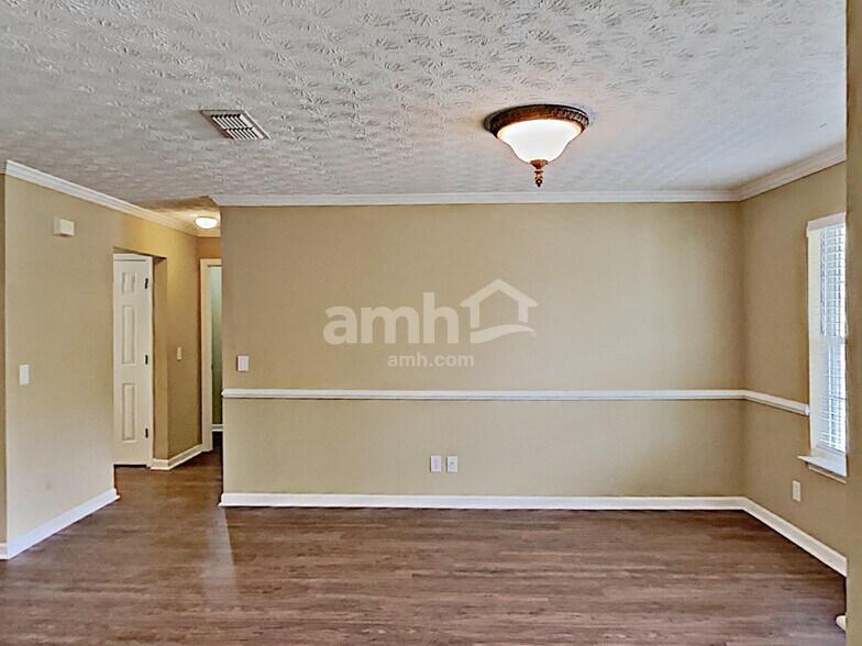 Building Photo - 517 Lazy River Ln