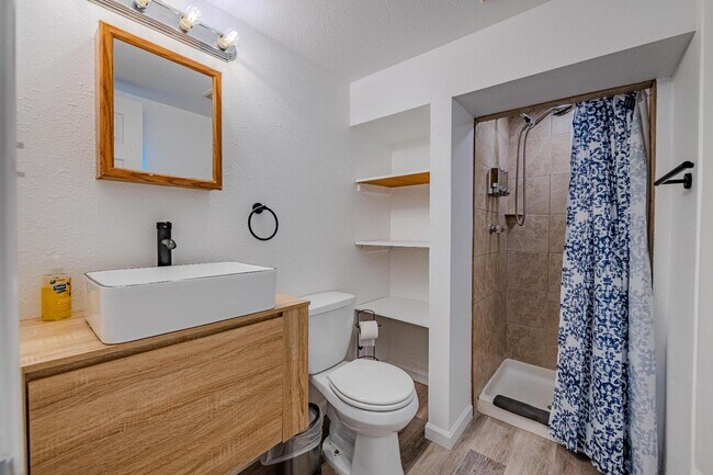 Building Photo - 704 Pacific Ave SW