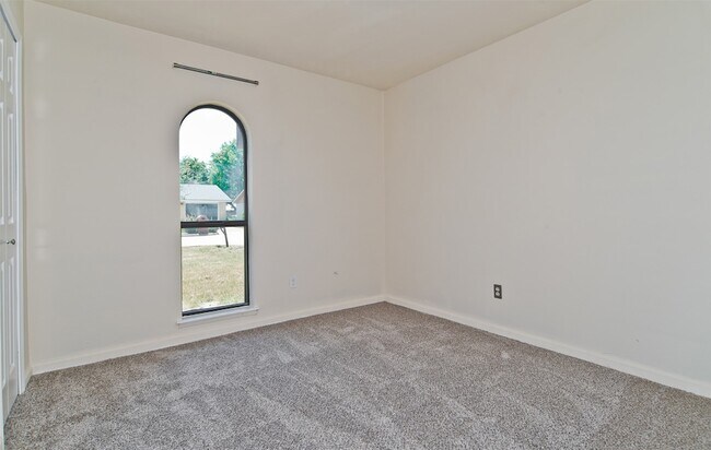 Building Photo - 502 Campfire Dr