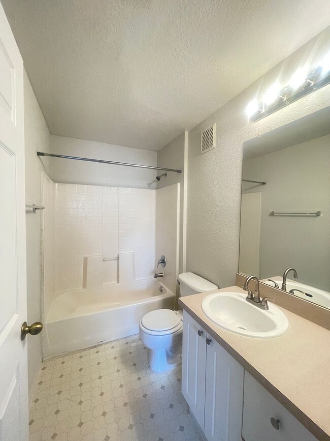 Building Photo - 1 Bedroom / 1 Bath Condo in Gated Community, Available Now!