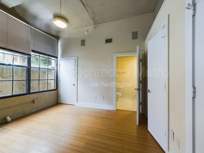 Building Photo - 815 Perry St