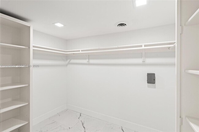 Building Photo - 112 E 1st Ct
