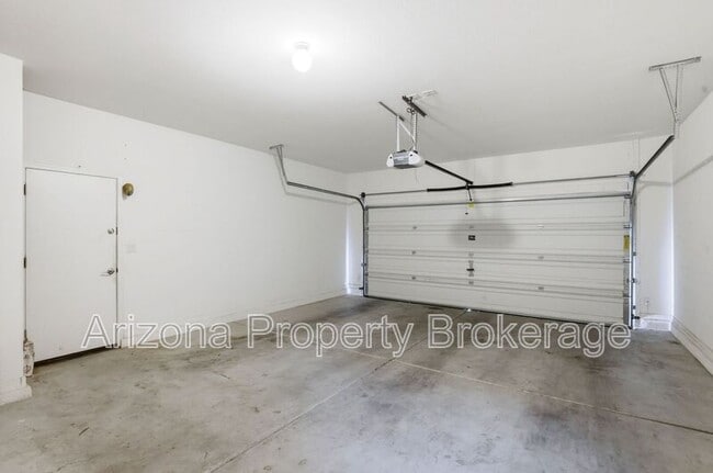 Building Photo - 824 E Jacob St