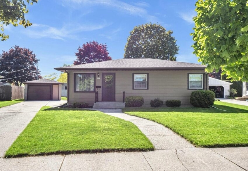 Primary Photo - 2832 S 11th Pl