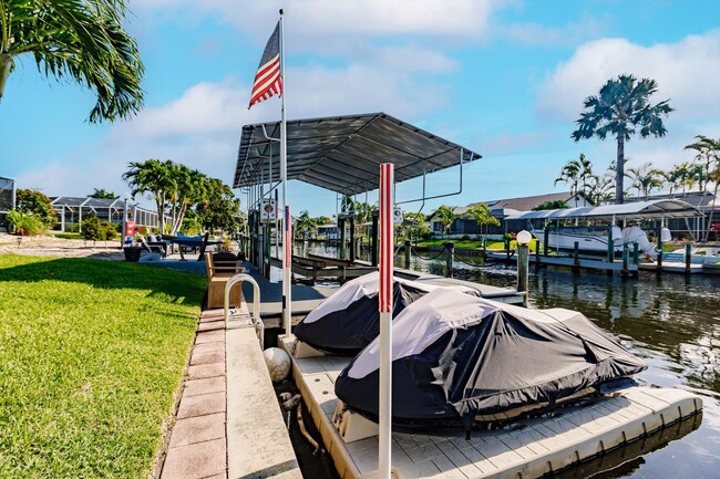 Building Photo - Waterfront Pool Home w 25k Pound Boat Lift...