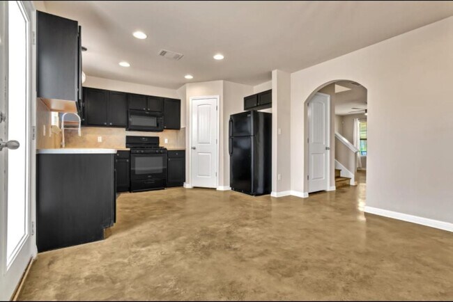 Building Photo - Charming 3-Bed, 2.5-Bath Home with Covered...