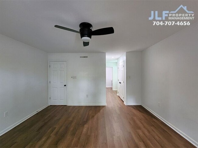 Building Photo - Great 2 bed/2 bath Condo in Convenient Charlotte Area!