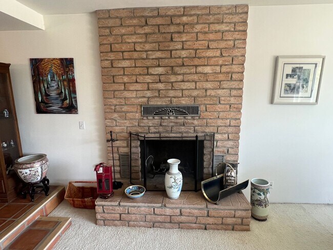 Building Photo - Scenic Hillside Living – Spacious 3 Bed, 2 Bath with Sweeping Views