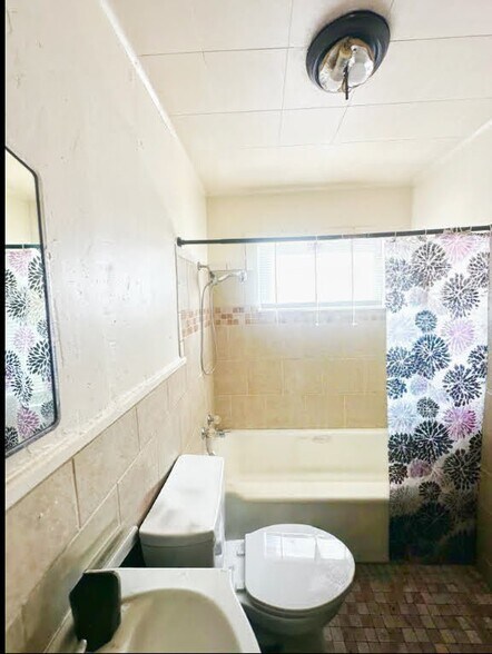 Building Photo - 533 Stillwood Dr