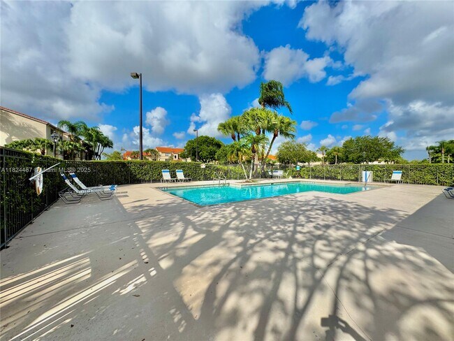 Building Photo - 3360 Pinewalk Dr N