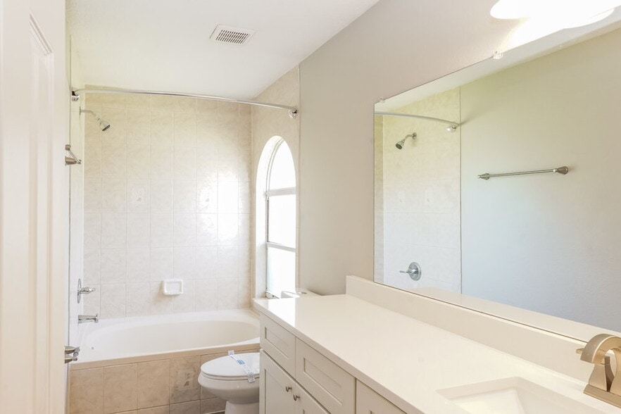 Building Photo - 1917 Excalibur Dr