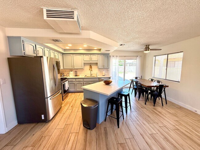 Building Photo - Charming 3BR Home w/ River Views, Open Floor Plan & Island Kitchen- Available Now!