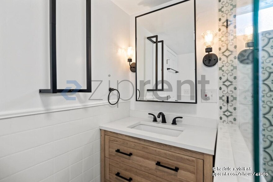 Building Photo - 958 Collier Dr