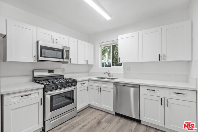 Building Photo - 739 Westbourne Dr